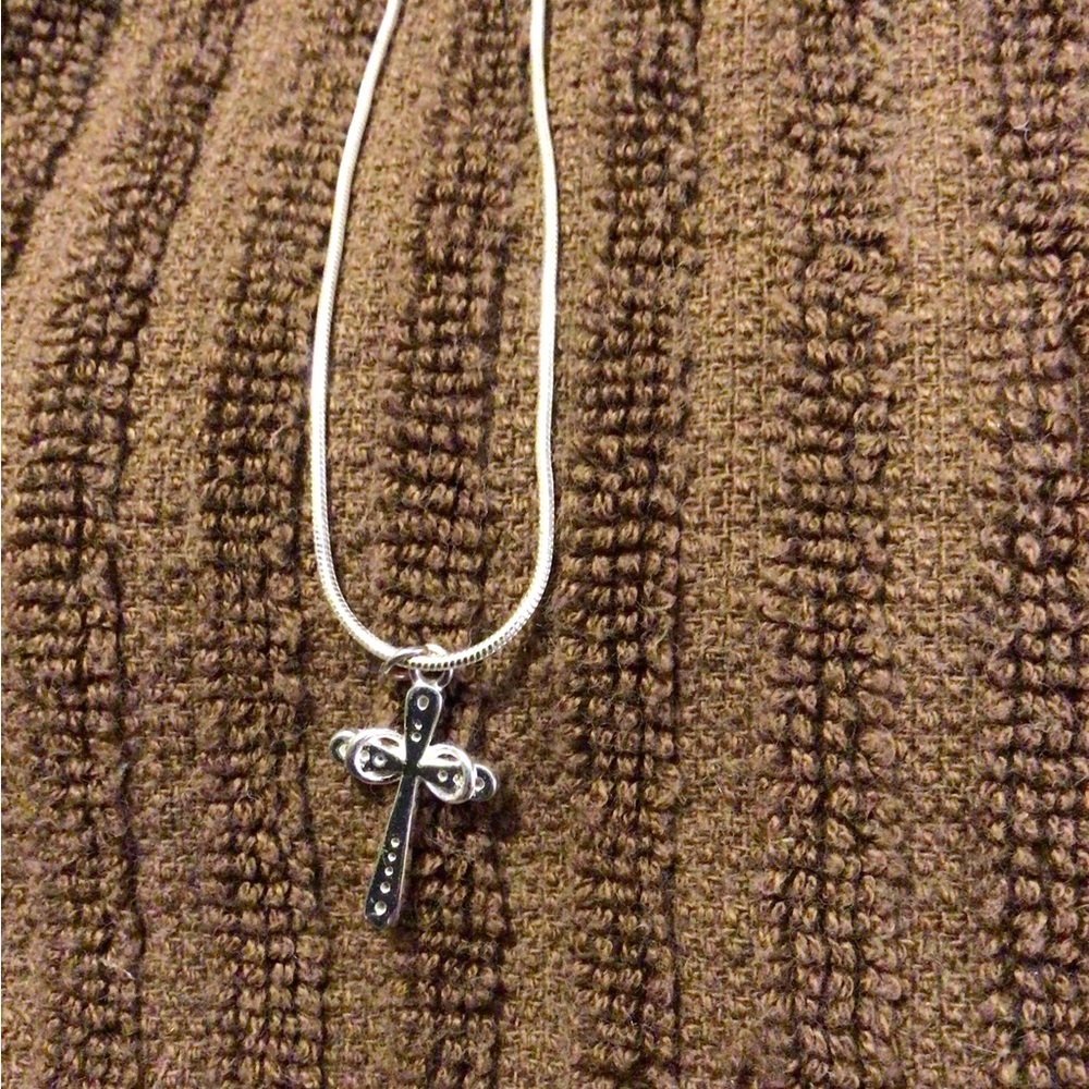 Elegant Silver Cross Necklace - Picture 3 of 3
